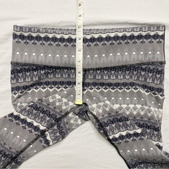 Alo Yoga Airbrush Capri Arctic Natural 3/4 Length Leggings Workout Size Small - Picture 9 of 10